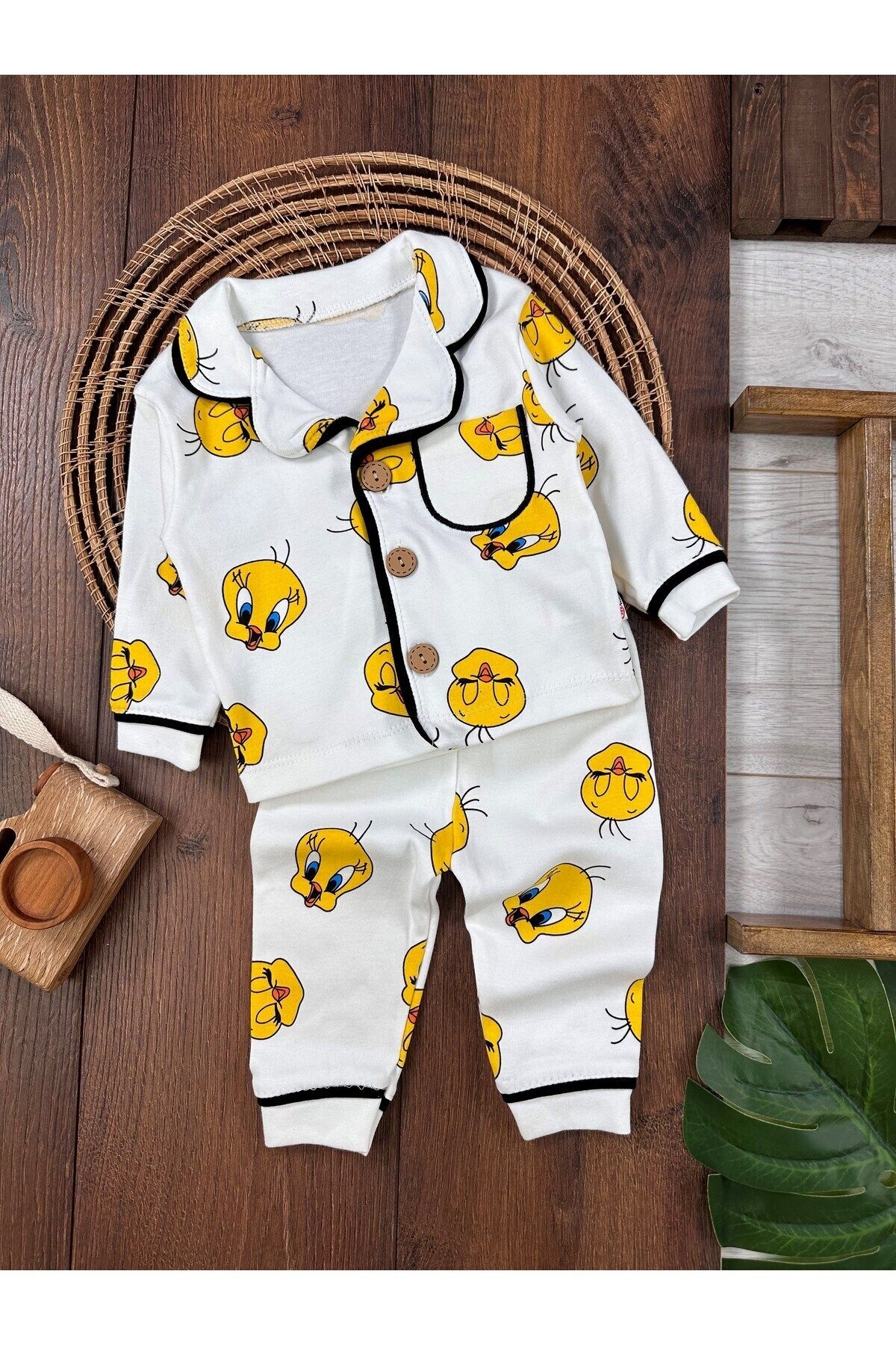 VaVbaby%20%100%20Pamuk%20Kruvaze%20Yaka%20Önden%20Düğmeli%20Tweety%20Mevsimlik%20Bebek%20Pijama%20Takım%20(Ay)