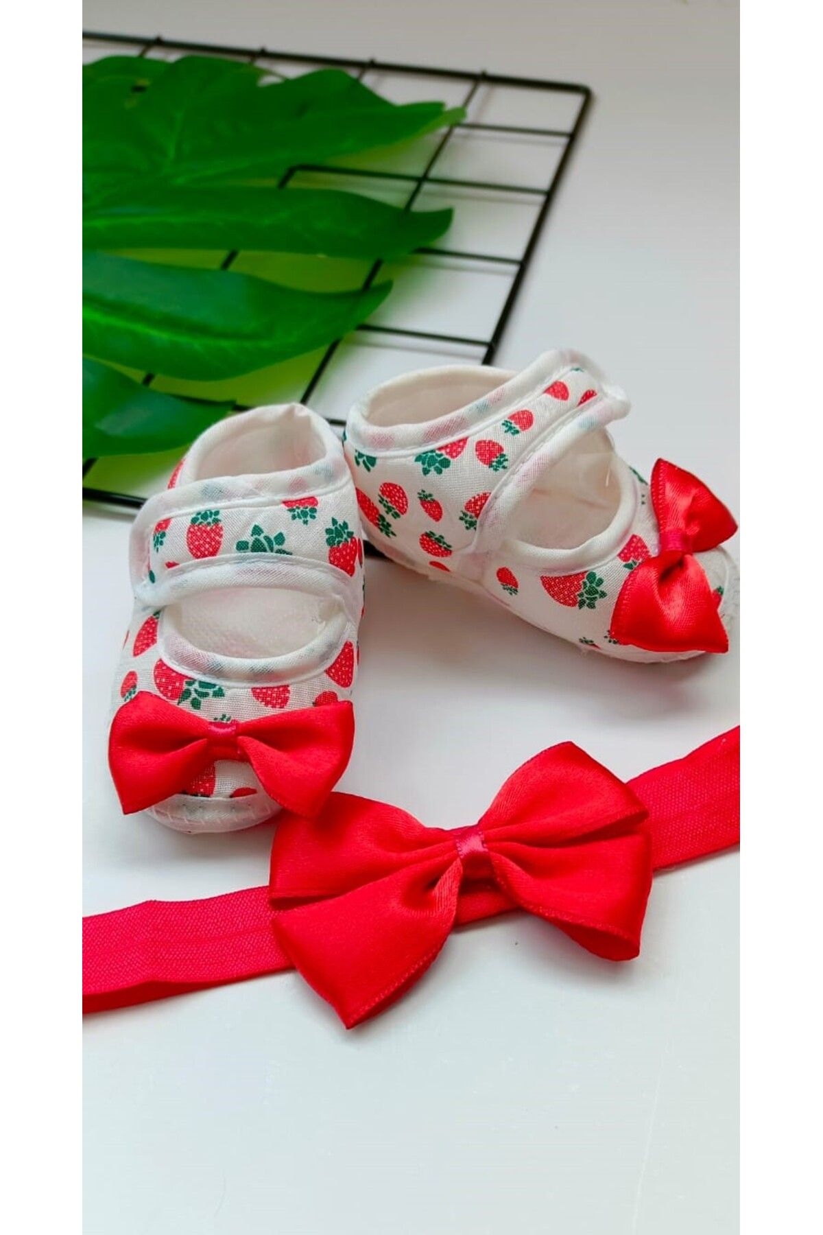 VaVbaby%20Mini%20Berry%20Çilek%20Desenli%20Bebek%20Bandana%20ve%20Ayakkabı%200-6%20Ay%20Şirin%20Sevimli%20Rahat%20Yumuşak%20Taban